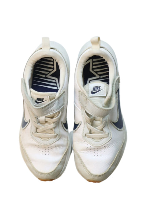 A White Sneakers from Nike in size 9Y for boy. (Back View)