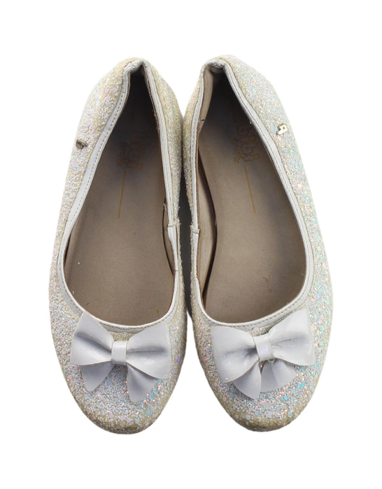 A White Flats from Bibi in size 7Y for girl. (Back View)