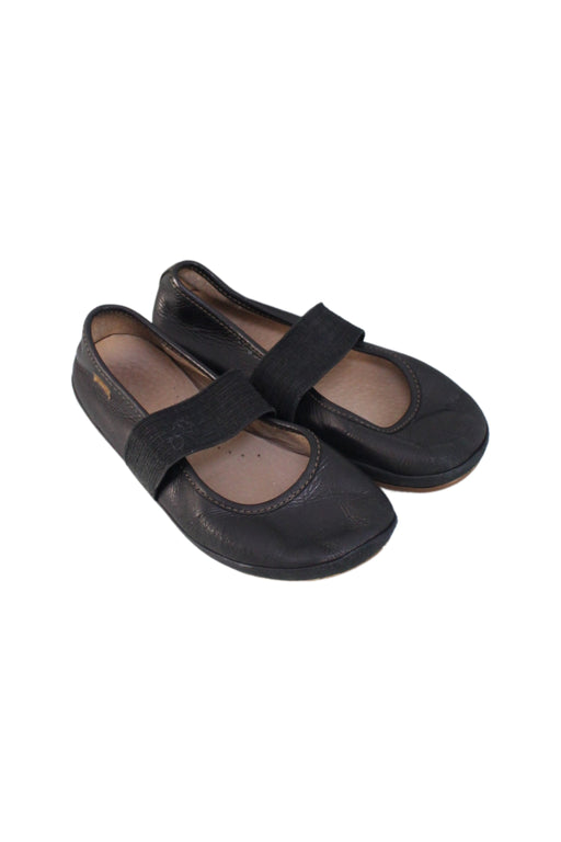 A Black Flats from Camper in size 6T for girl. (Front View)