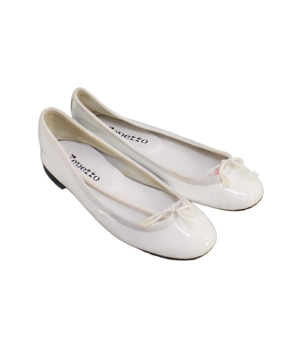 A White Flats from Repetto in size 10Y for girl. (Front View)