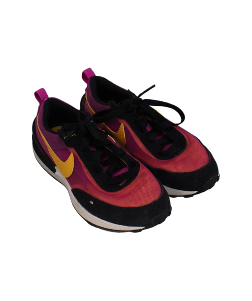 A Pink Sneakers from Nike in size 7Y for girl. (Front View)
